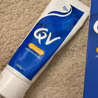 کرم تیوپی مرطوب کننده و آبرسان کیووی (100 میل) Qv replenishes Dry Skin Cream