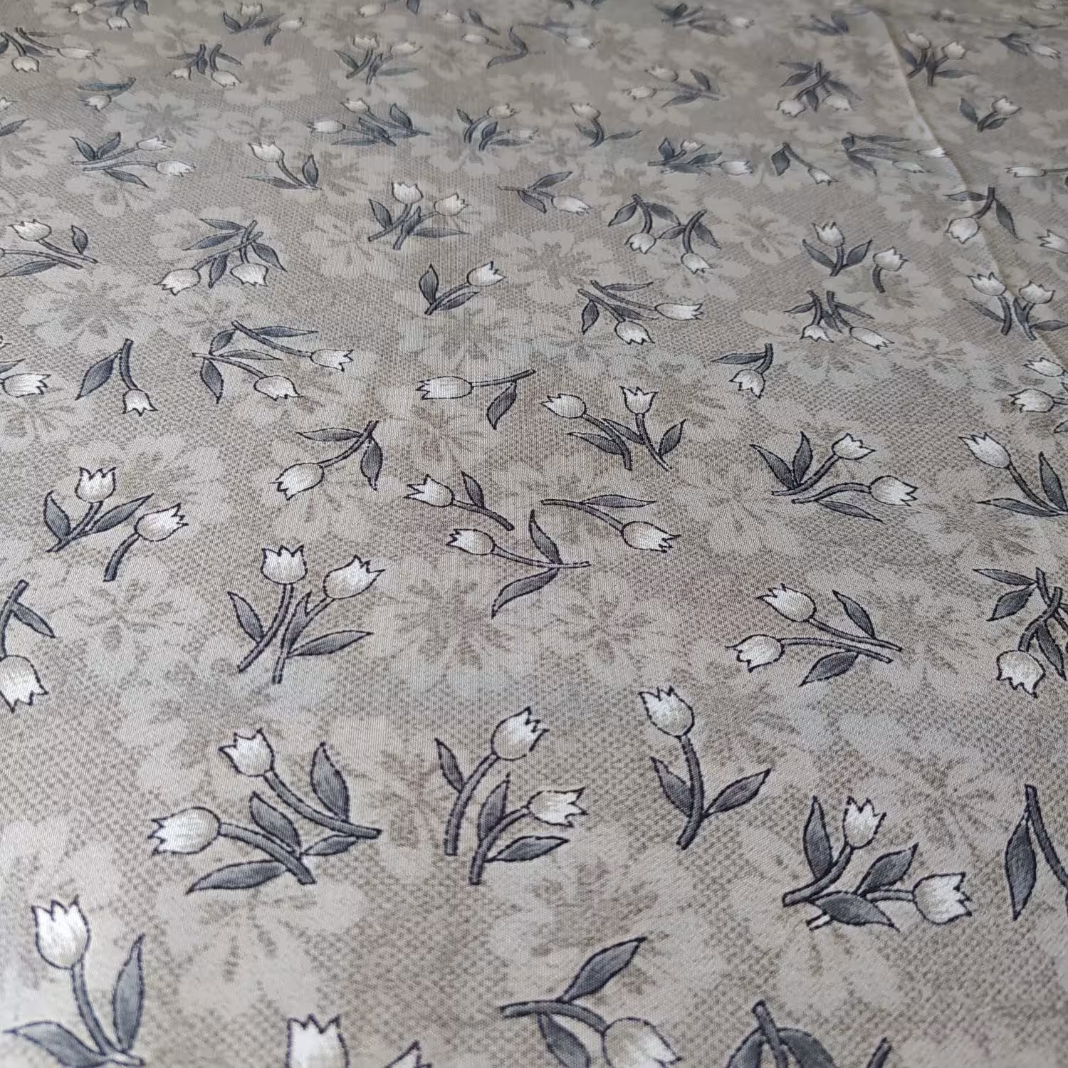 پارچه ملوس طوسی گلدار(تکه پارچه)