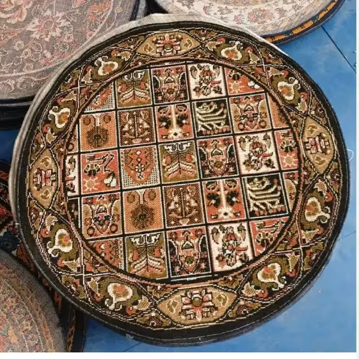 گلیم گردماشینی کاشان طرح خشتی مشکی سایز80در80سانت(هزینه ارسال باخریداروپس کرایه میباشد)