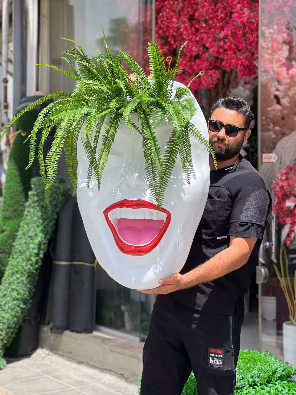 گلدان چهره دیواری سفید با رژ قرمز