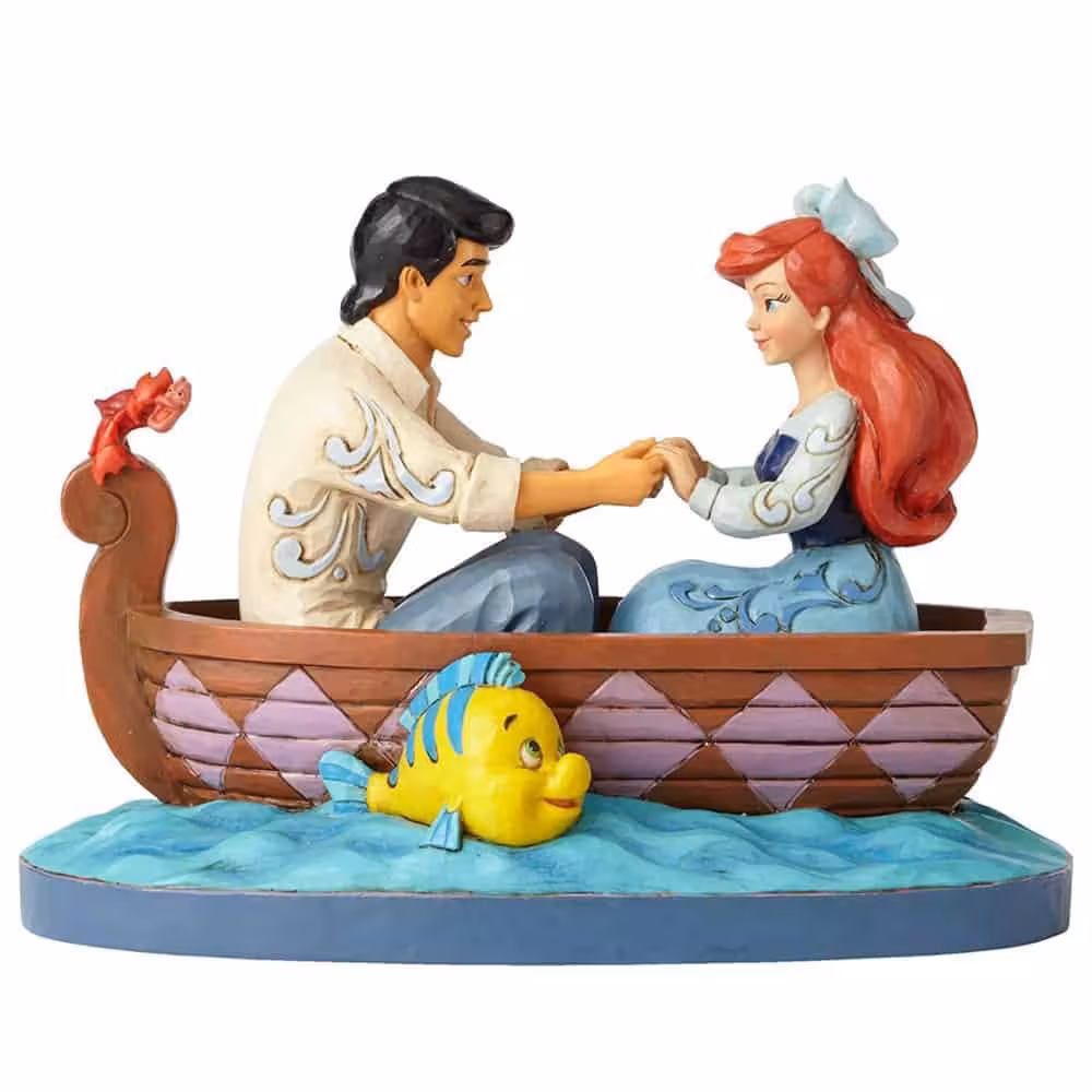 مجسمه دیزنی اریک و آریل داخل قایق