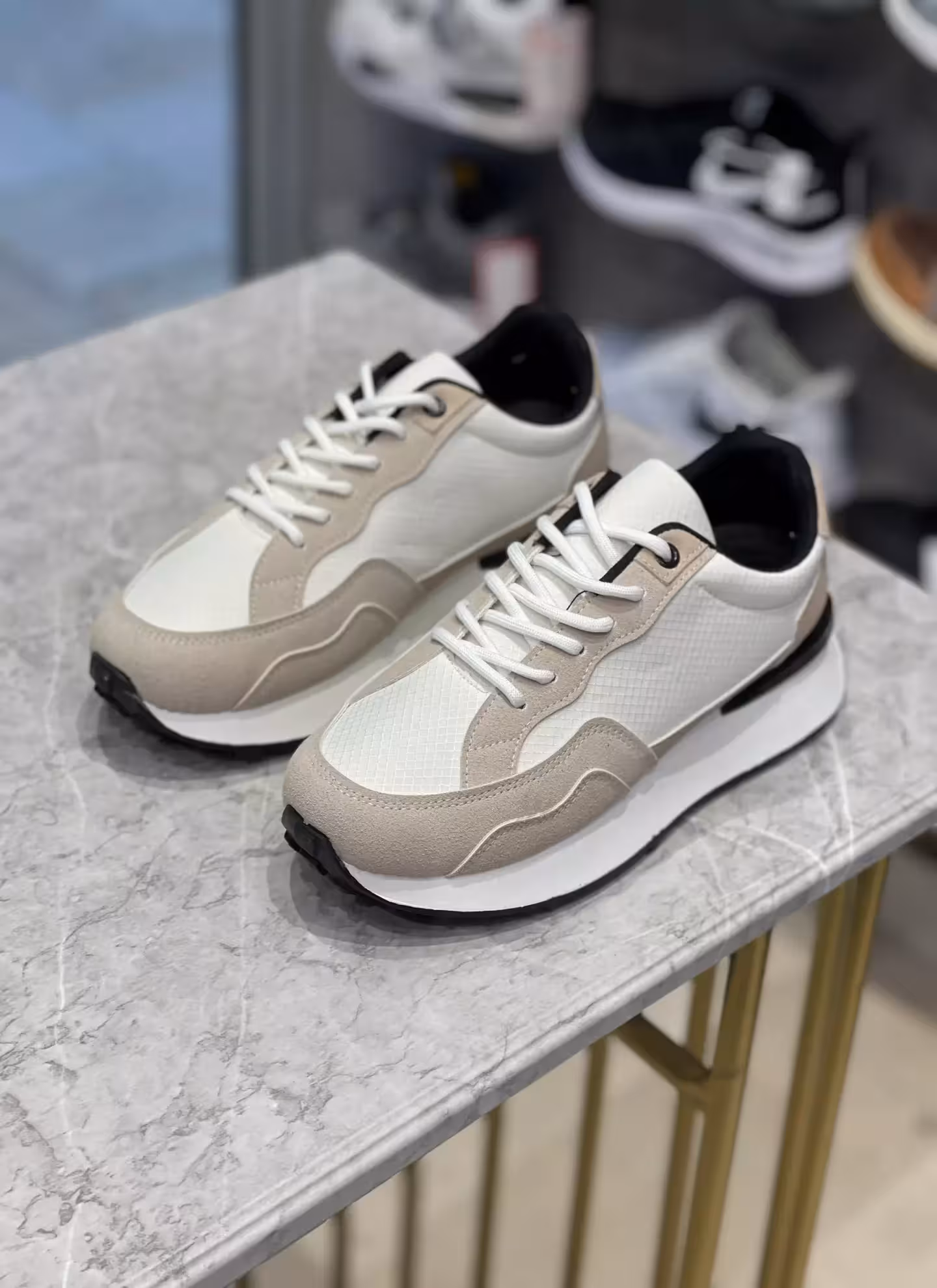 کتونی وارداتی کد m5175 رنگ کرم طوسی سایز 41