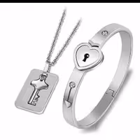 ست  عشق خانم و آقا که دستبند برای بانو و آویز برای آقا است قفل دستبند با کلید گردنبند باز میشه عااالی و خاااص