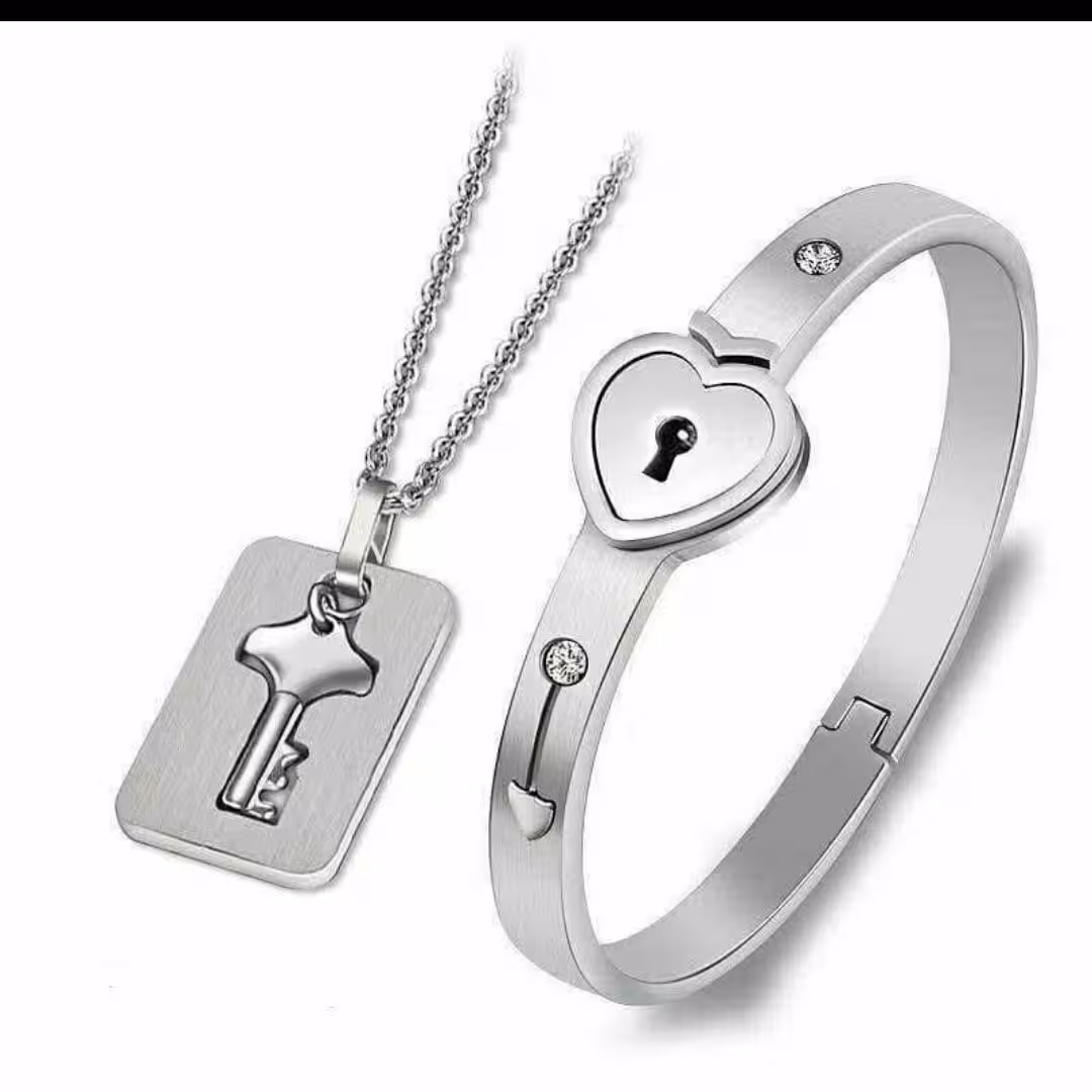 ست  عشق خانم و آقا که دستبند برای بانو و آویز برای آقا است قفل دستبند با کلید گردنبند باز میشه عااالی و خاااص