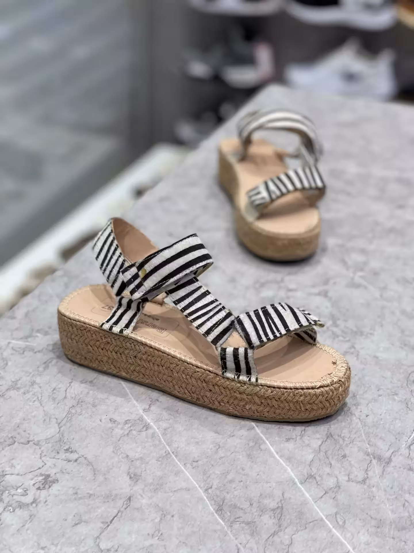 صندل زنانه کنفی طرح گورخری لژدار کد SS155 سایز 37