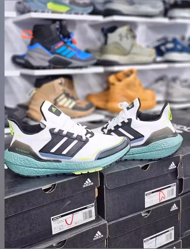 ‌ کتونی ادیداس الترابوست وارداتی ویتنام سایز 36 تا 39 ، همراه با جعبه بارکد دار . فروش بصورت عمده و تک