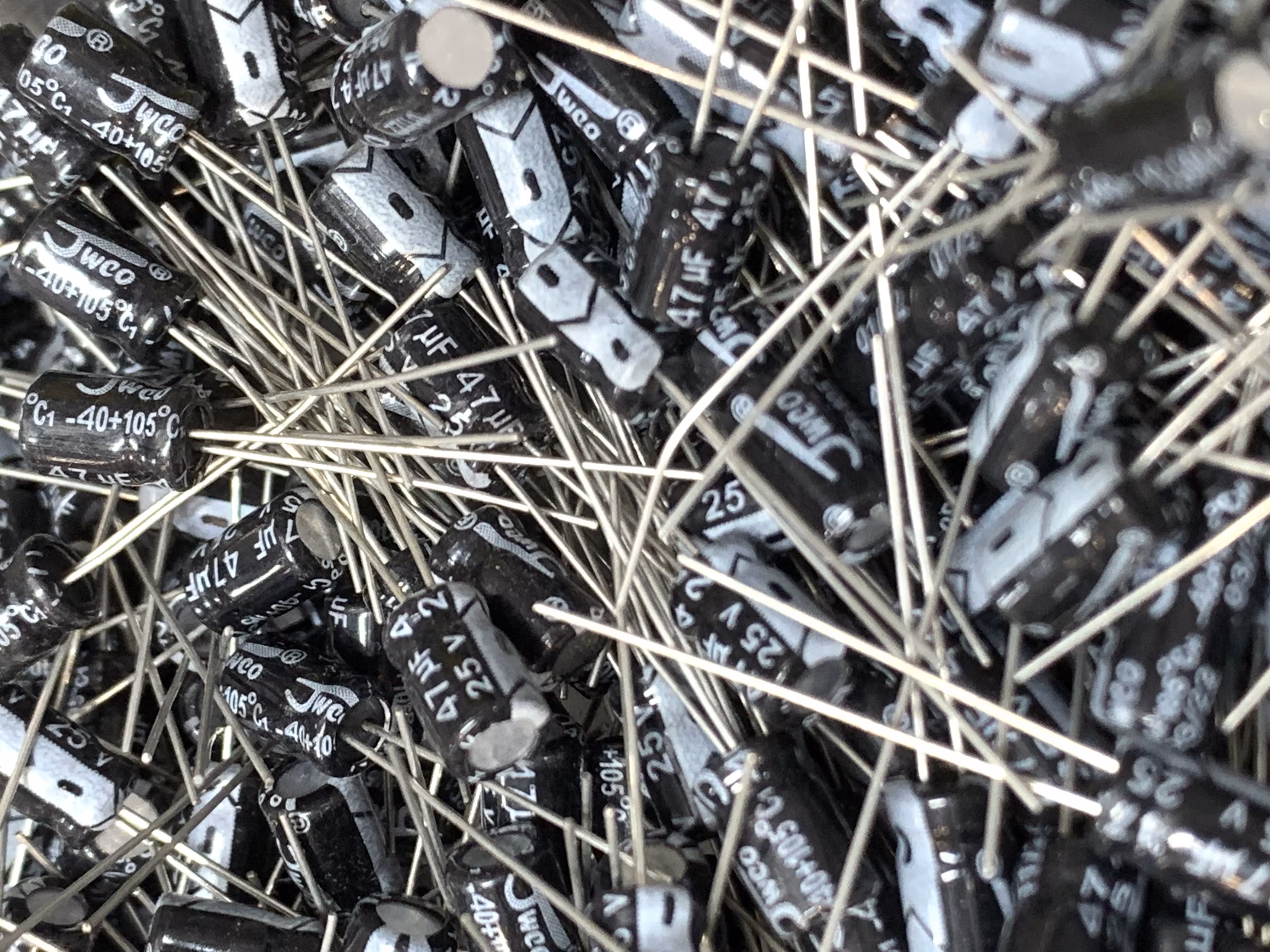 خازن الکترولیت 47 میکروفاراد (تمام ولتاژها)