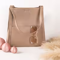 کیف نیوشا
جنس.چرم مصنوعی
ابعاد.طول.26cm ارتفاع30cm
یک عدد کیف کوچک دارد.
جاکارتی.ندارد رنگ مشکی . نسکافه ای.طوسی