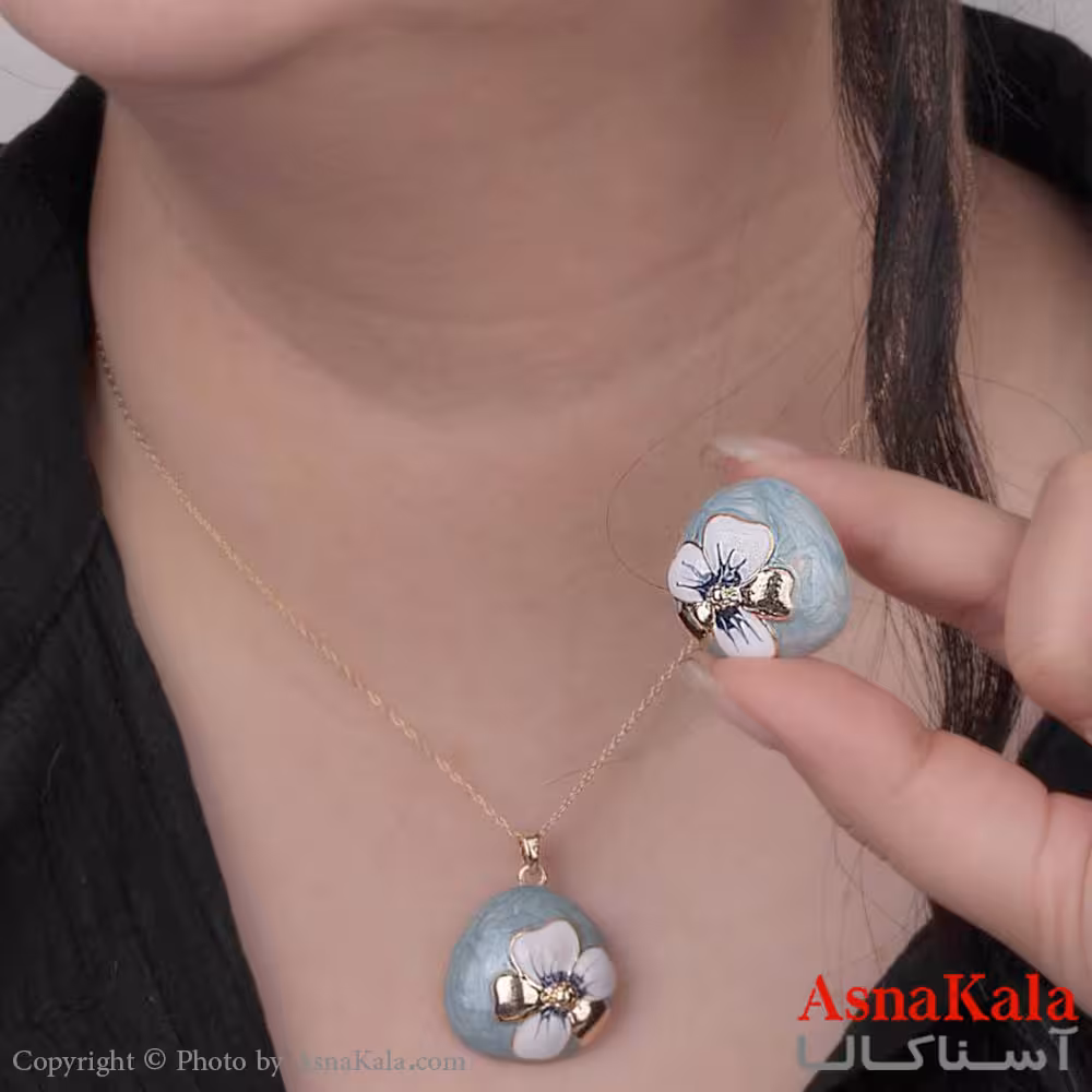 نیم ست زنانه شامل گردنبند و گوشواره استیل 316 مثلث با طرح گل رنگ طلایی کد NIM14520W