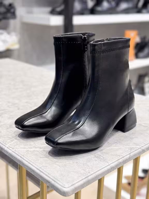 نیم بوت پاشنه6سانت کد n5-122 رنگ مشکی سایز 39