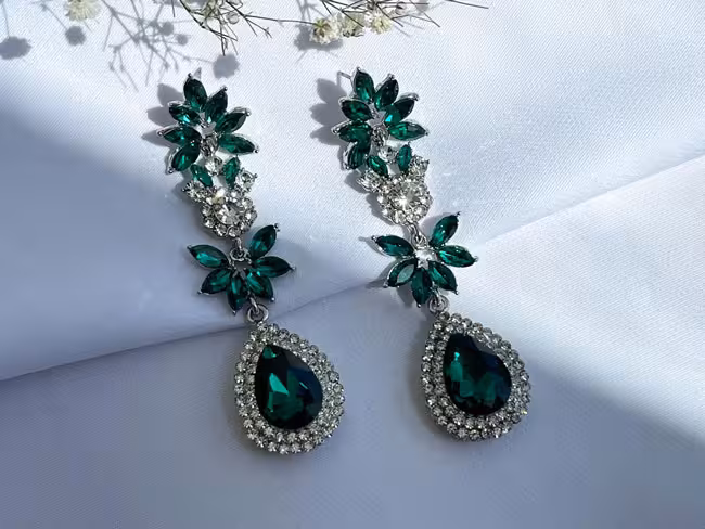 گوشواره مجلسی سبز و سفید آویزی کد GO198