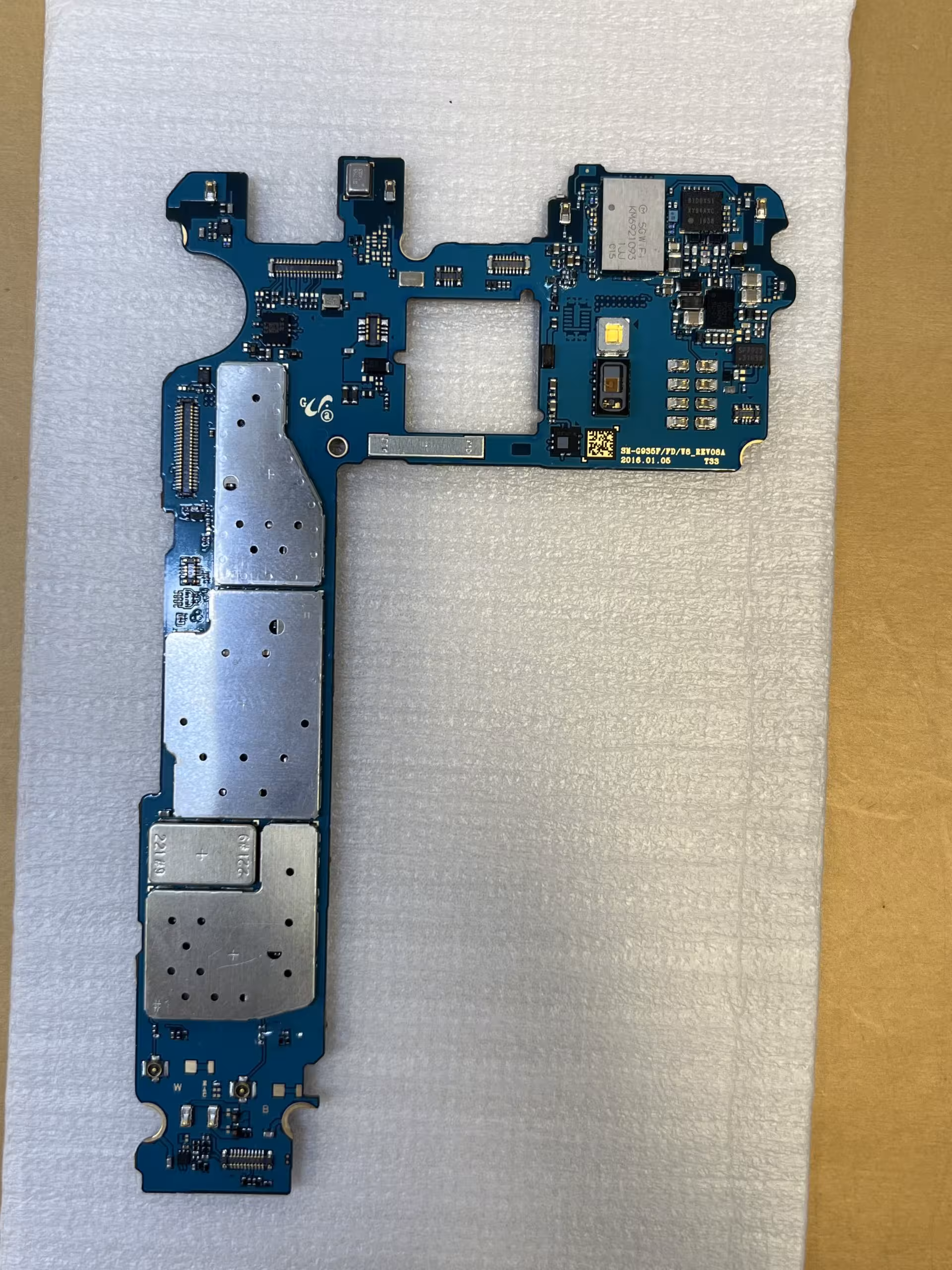 برد ** خاموش ** سامسونگ مدل Samsung S7 Edge G935FD BOARD SAMSUNG S7 EDGE G935FD فابریک و روکاری 100درصد *** خاموش / اوراقی تعمیر نشده و دست نخورده *** &#8220;اصالت کالا&#8221;:&#8221;اورجینال&#8221;