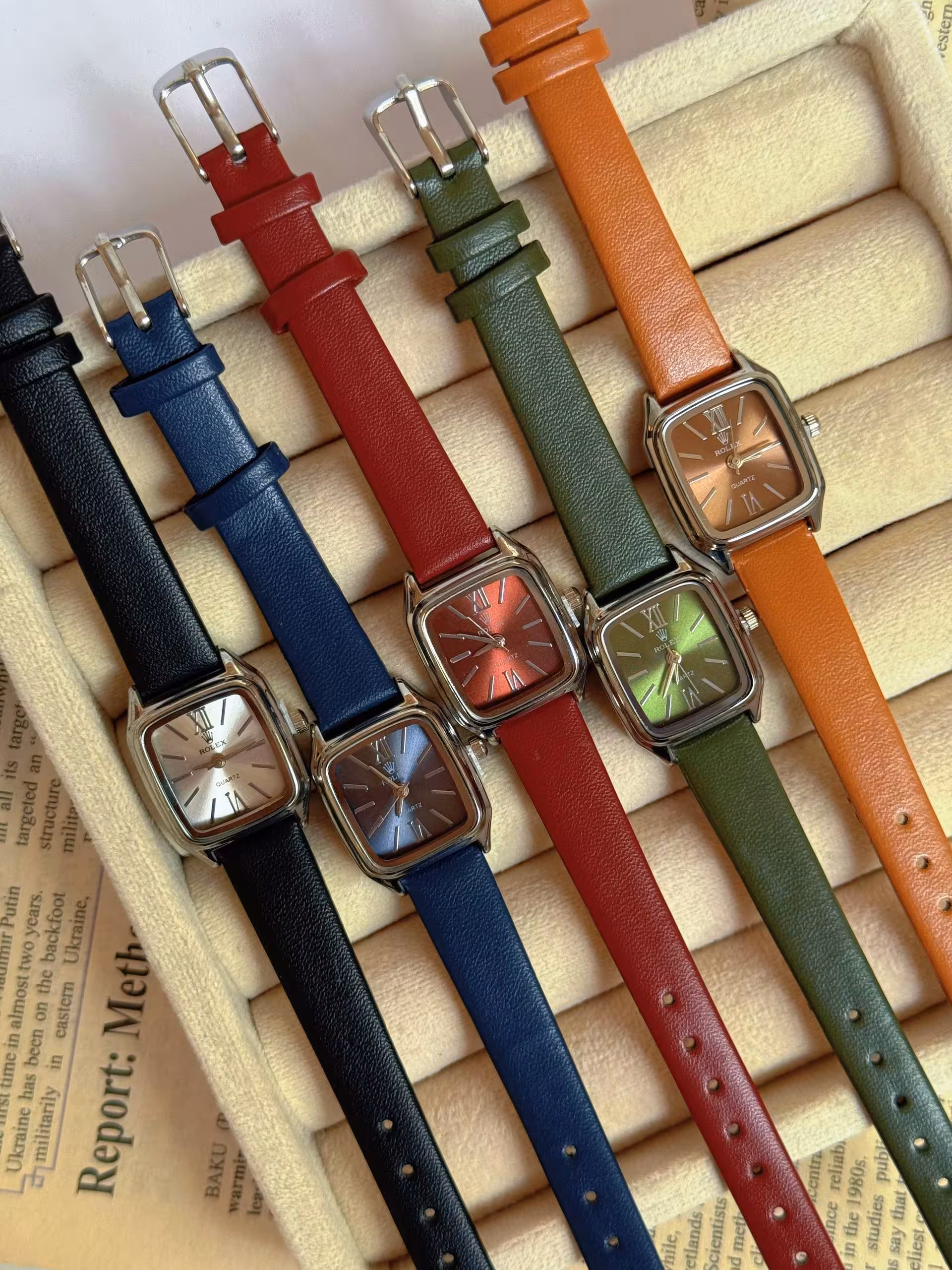 کالکشن ساعت زنانه بندچرمی برندرولکس1437 کالکشن ساعت زنانه بندچرمی/برند رولکس/بک استیل/ضدحساسیت/وارداتی/باتری دارد/موتور و باتری قابل تعویض/کیفیت بالا/فری سایز و مناسب هرسایزمچ