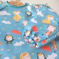 پیشبند ضداب دختر چتر به دست