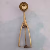 اسکوپ بستنی مدل ورسا رنگ طلایی