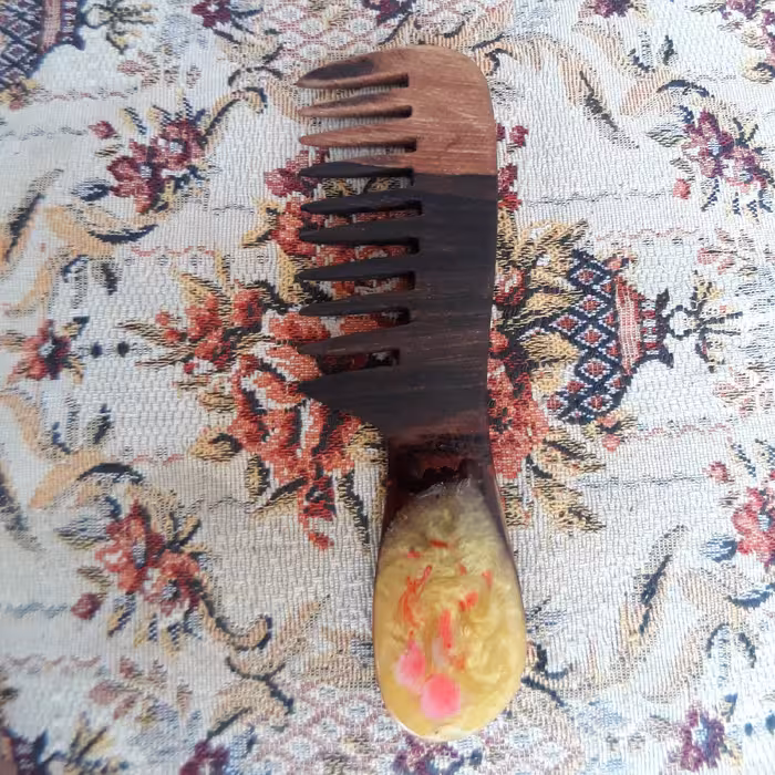 شانه چوبی چوب گردو و رزین طرح سنگ مریخی چوبکده بید سفید