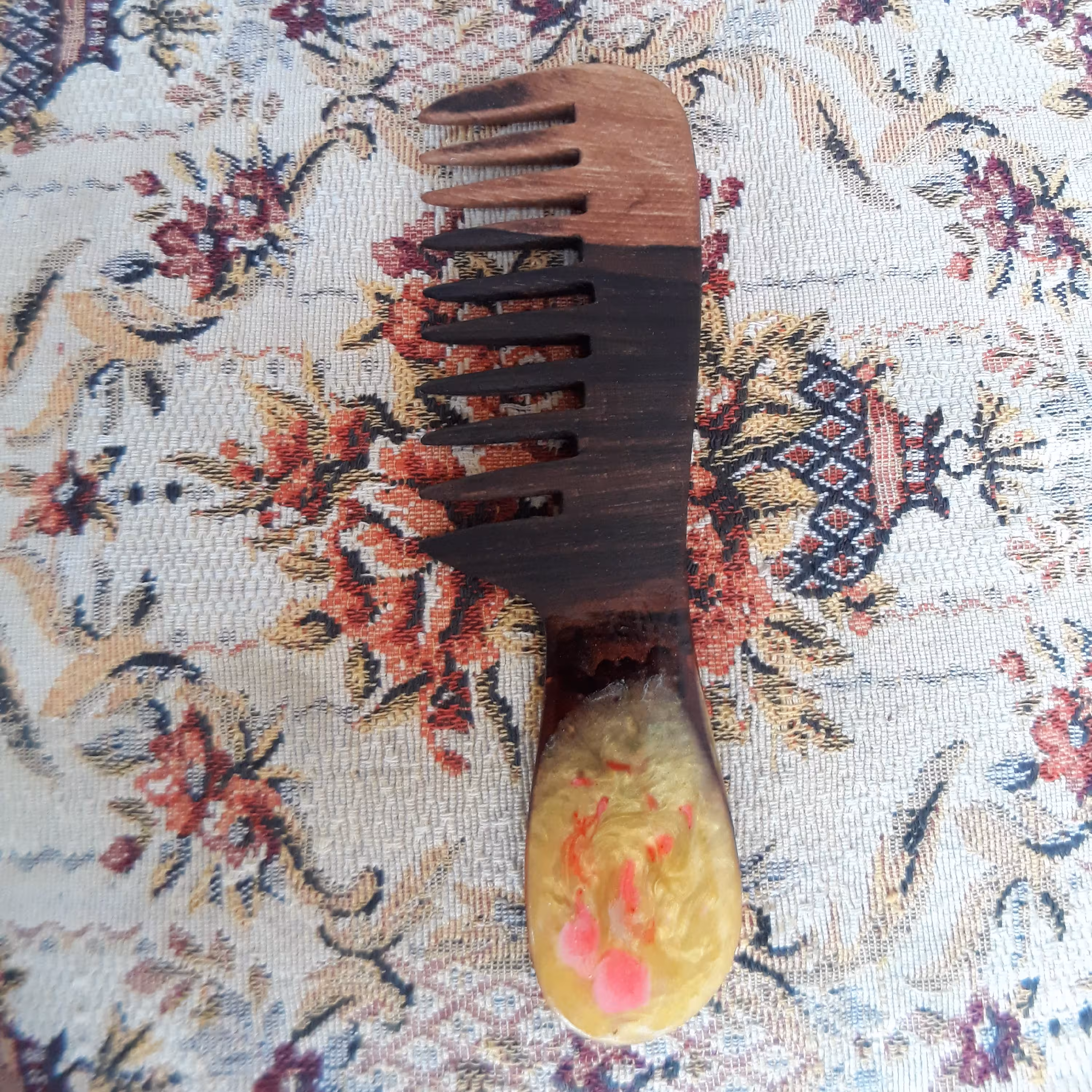 شانه چوبی چوب گردو و رزین طرح سنگ مریخی چوبکده بید سفید
