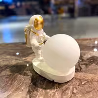 آباژور فضانورد ایستاده کوچک(پس کرایه)