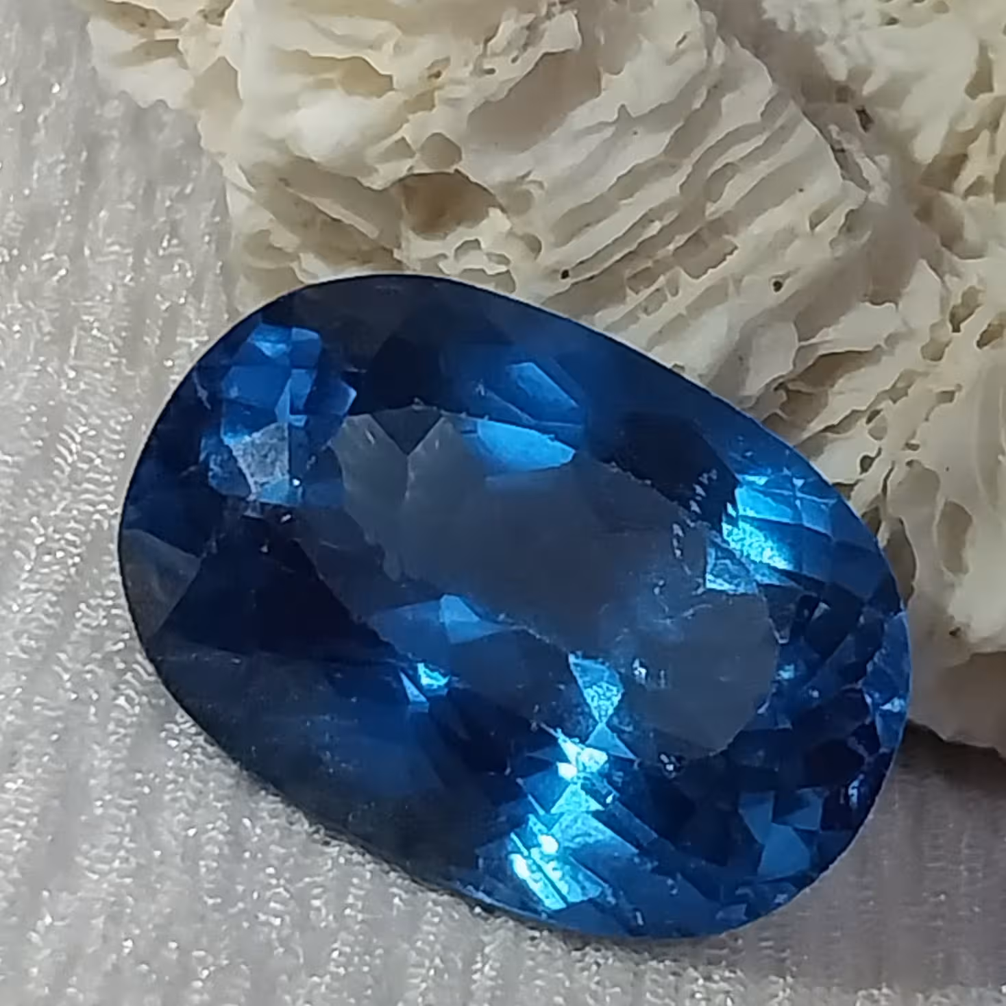 توپاز ابی سوئیسی بهسازی شده درشت