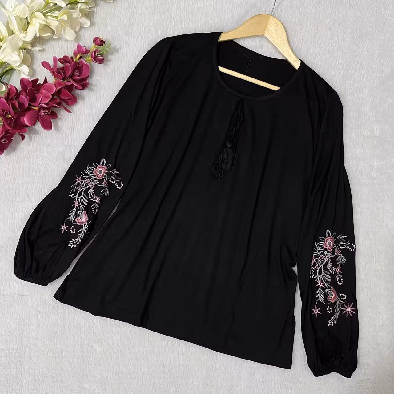 شارژ مجدد بلوز آستین گلدوزی شده مشکی بمناسبت محرم  در چهار سایز مناسب تا سایز 54