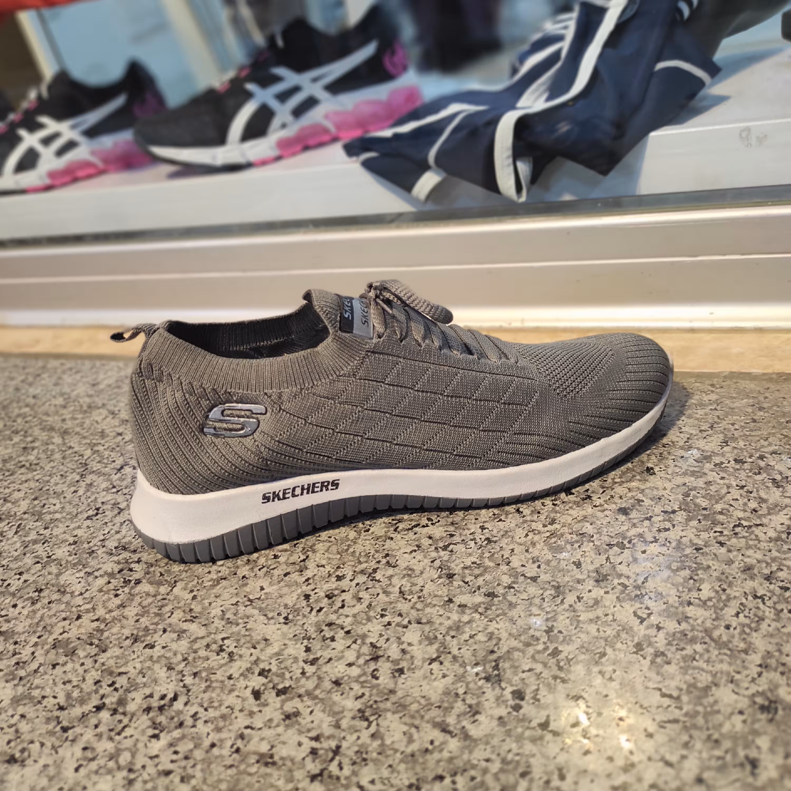 کفش اسکیچرز طوسی بسیار با کیفیت و با زیره نرم و با دوام