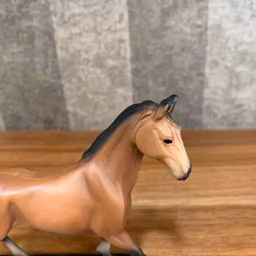 مجسمه اسب کوچک قهوه ای