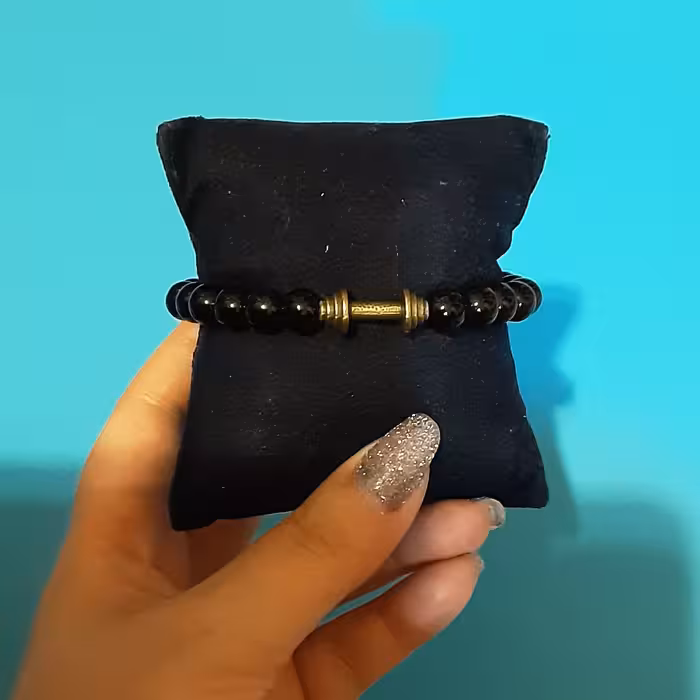 دستبند بافت.کار شده با سنگهای براق و صیقلی اونیکس مشکی به همراه پلاک برنزی.قابل سایز.unisex