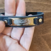 دستبند چرم،مناسب خانومها و آقایون.دو دگمه برای سایز شدن بهتر