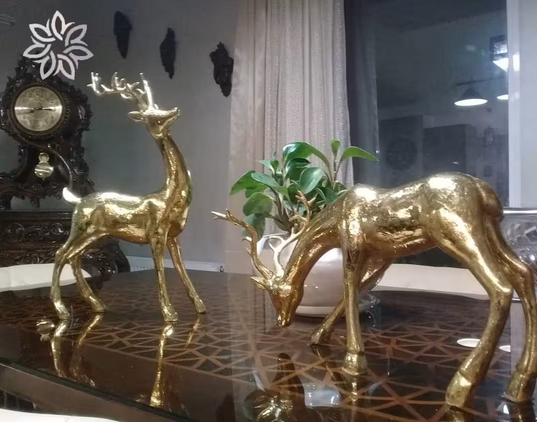 جفت مجسمه رزین آبکاری طلا طرح گوزن کد 101276