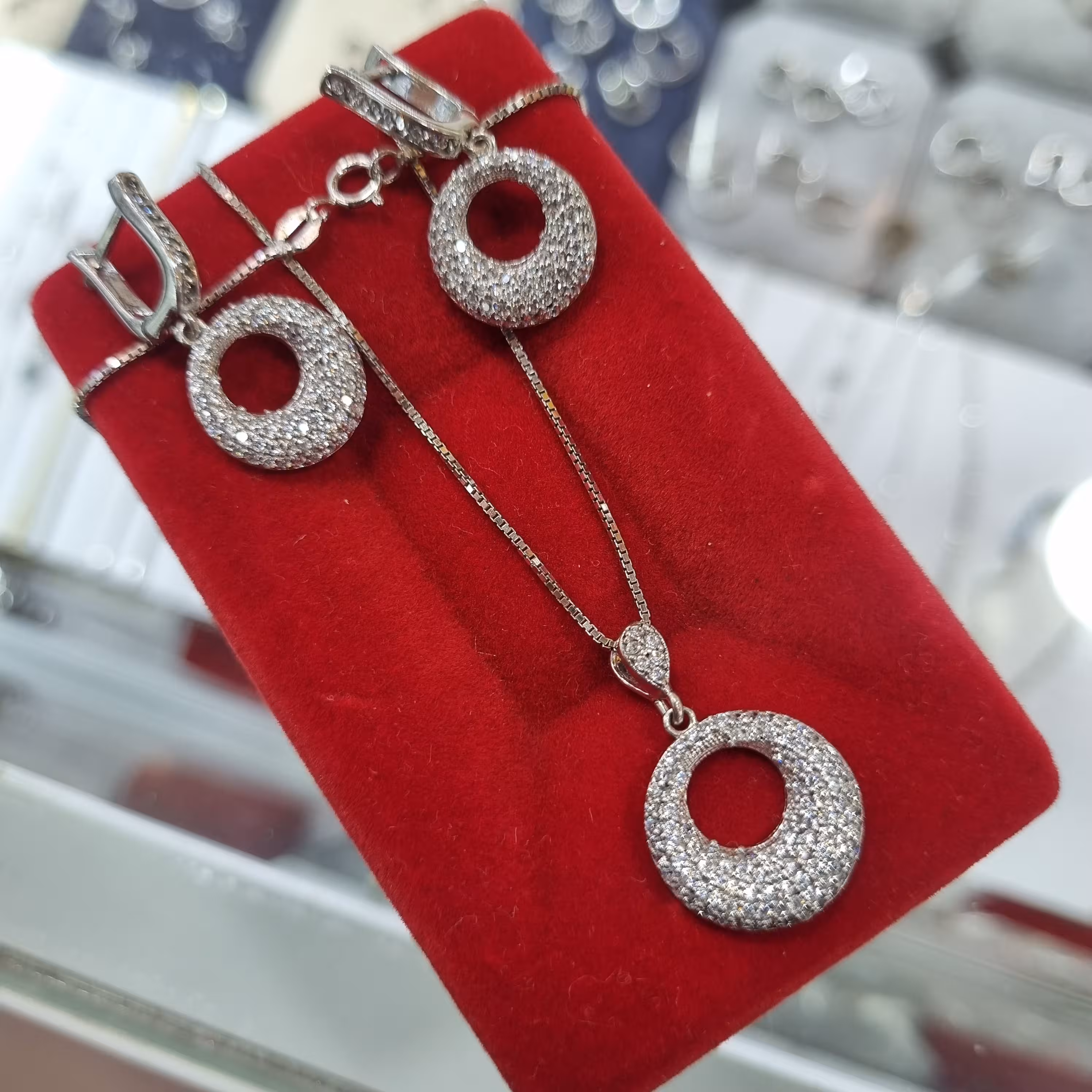 نیمست نقره دایره میکرو با عیار 925 و آبکاری طلایفید به هنراه زنجیر ونیزی 45سانتی