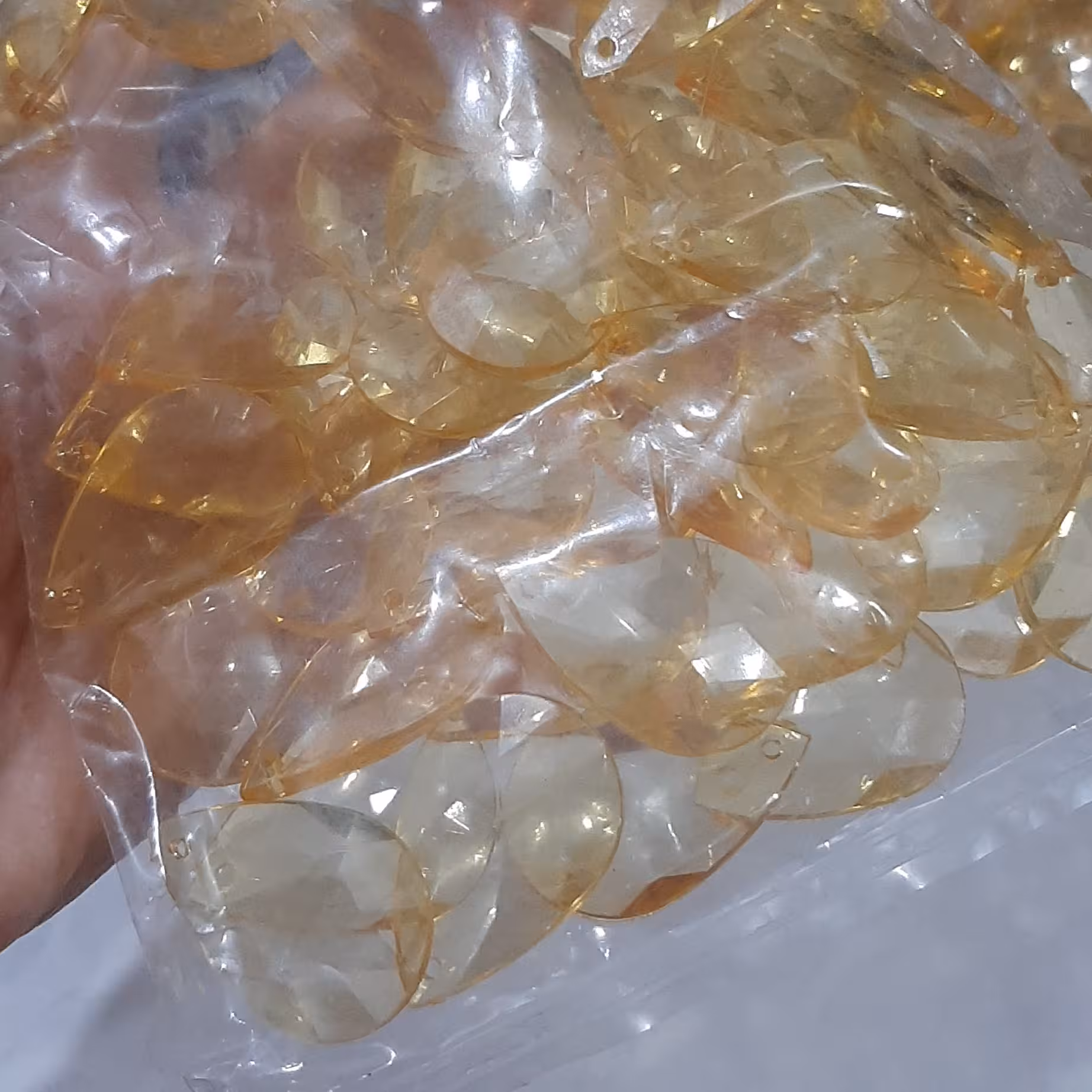 نگین کریستال. اشکی .طلایی .سوراخ دار . شفاف و براق . مناسب لوستر و پرده آباژور و انواع هنرها