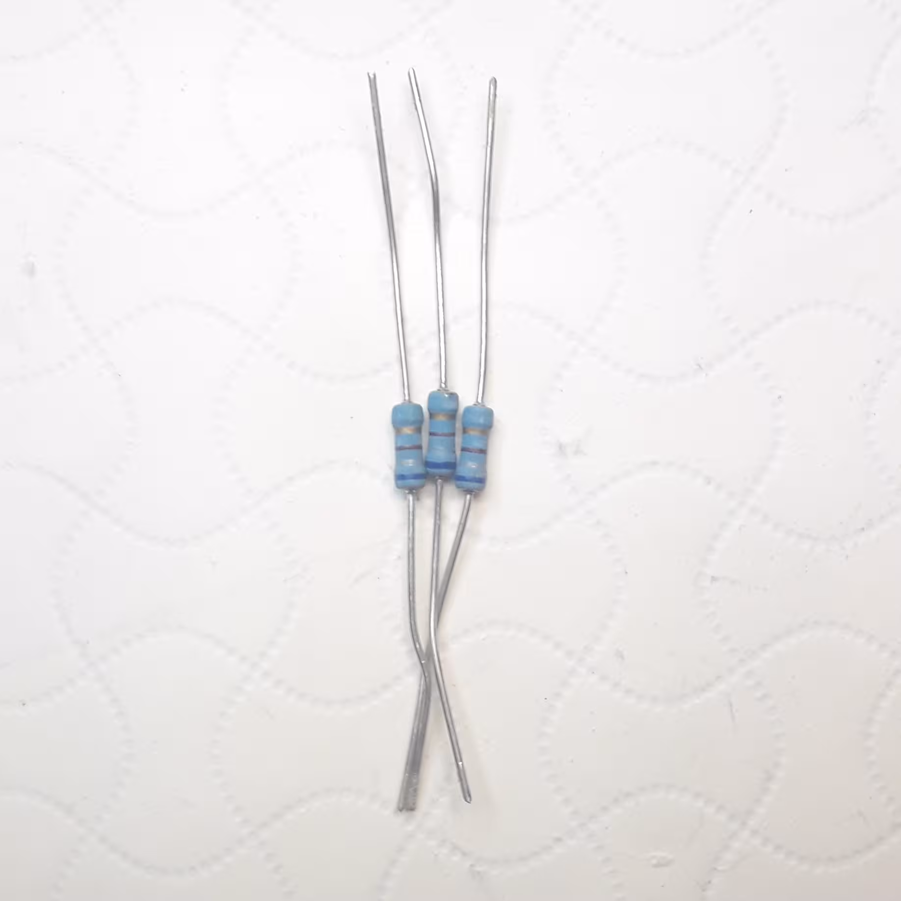 مقاومت الکتریکی 680 اهم بسته 10عددی 