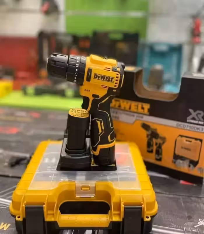 دریل شارژی 24 ولتی براش لس دیوالت چکشی دو باطری مدل D710DK3