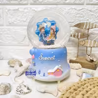 گوی چراغدار موزیکال پمپی برفی دختر و پسر نشسته