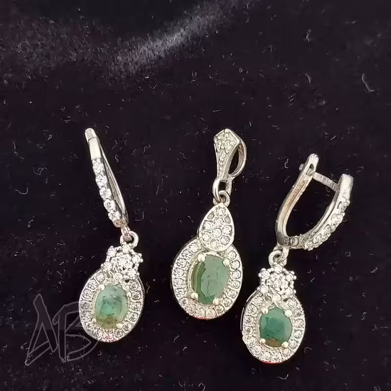 نیم‌ست (گردنبند و گوشواره) نقره زنانه زمرد اصل آقابزرگ کد Med10