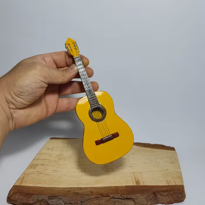 گیتار کلاسیک چوبی مینیاتوری دکوری رومیزی  زرد -(دستسازه)