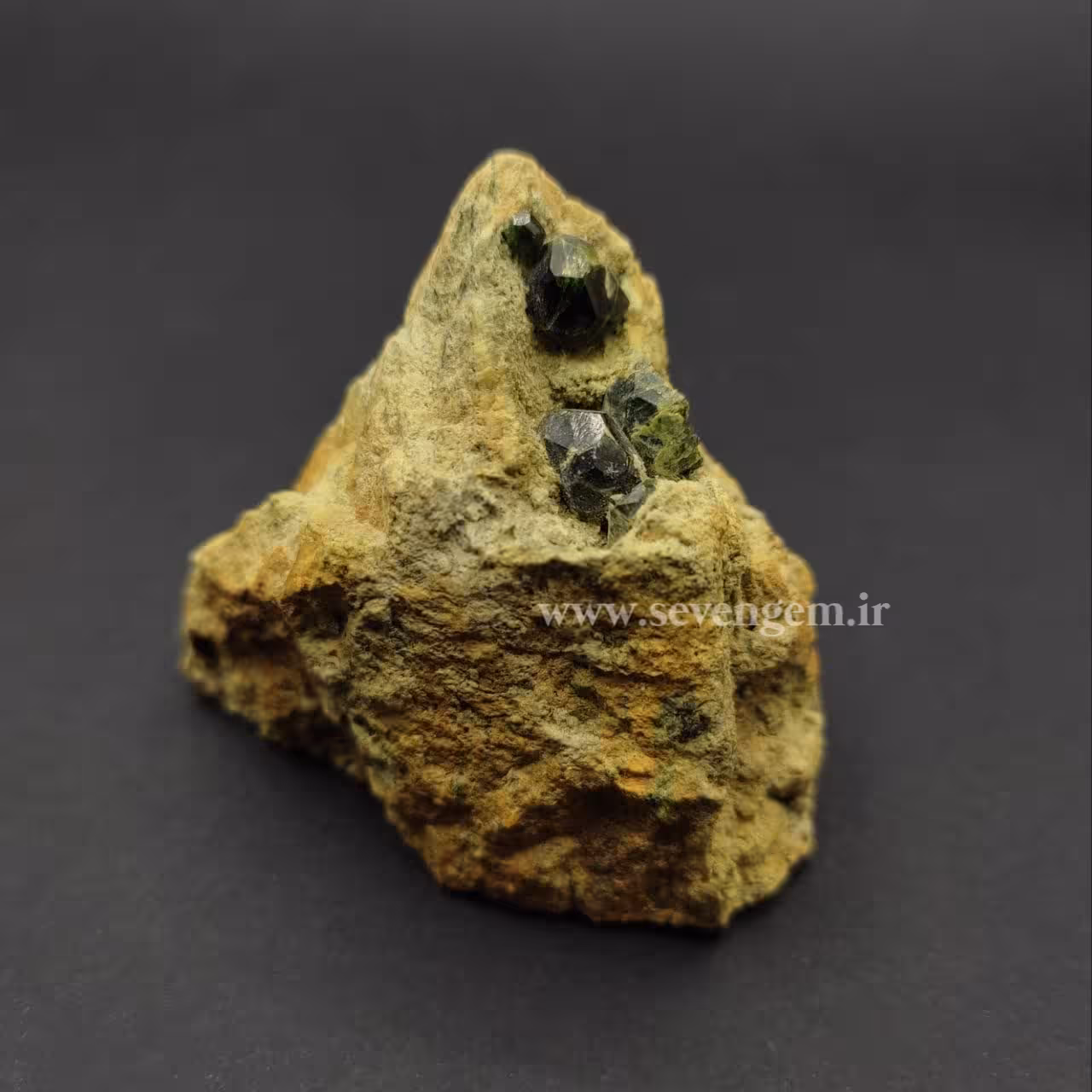 گارنت سبز بر روی بستر (کد29)