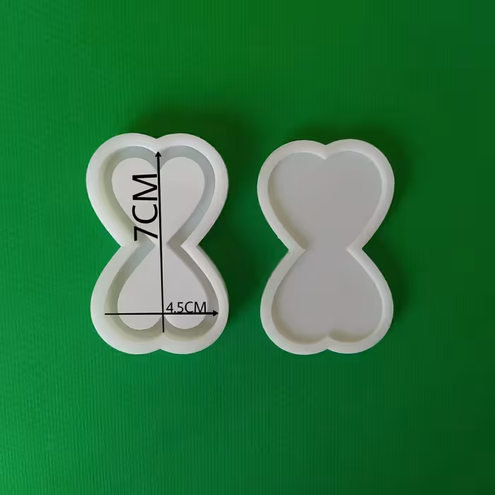 قالب رزین مدل جاکلیدی آکواریومی طرح ساعت شنی قلبی مجموعه 2 عددی