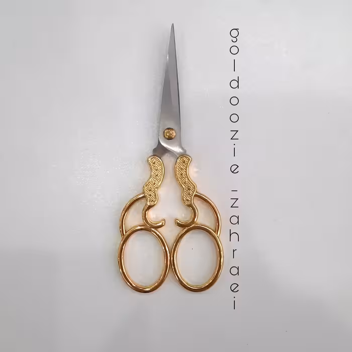 قیچی مخصوص گلدوزی رنگ طلایی طرح آنتیک جنس محکم و مقاوم