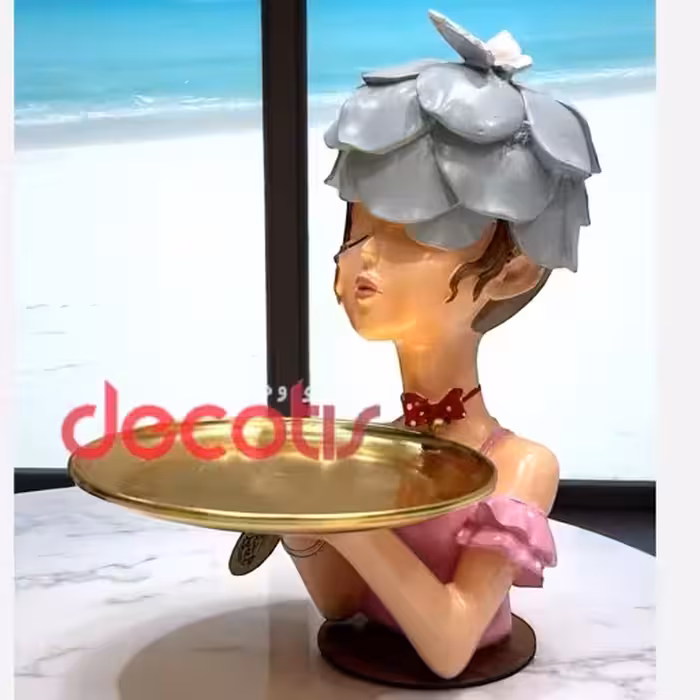 مجسمه دختر سینی به دست زنبق