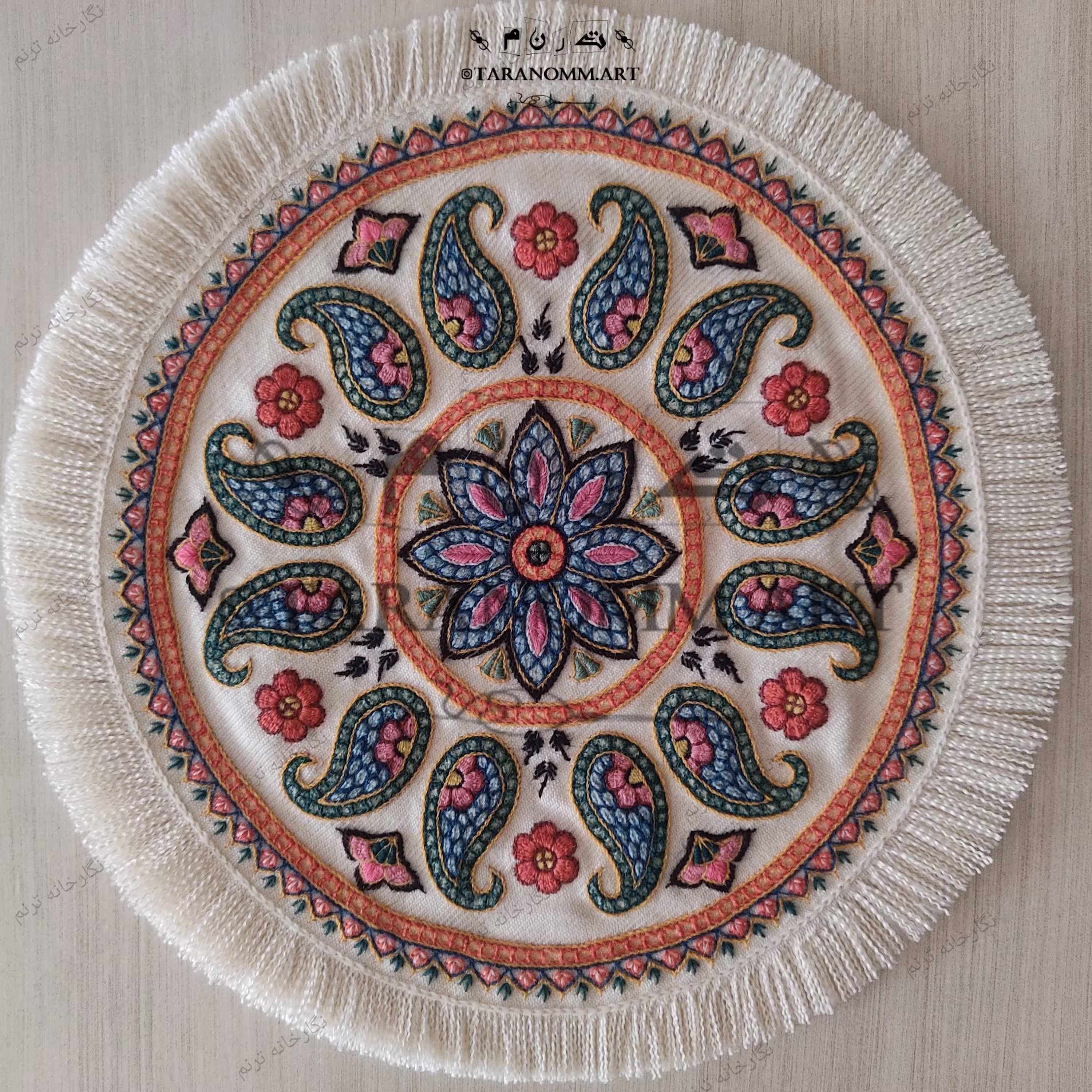 رومیزی پته دستدوز با ریشه قطر 30 سانتی(طرح ستاره کد 105)