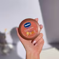 کرم بدن وازلین مدل Cocoa Glow آبرسان و نرم‌کننده با رایحه کاکائو