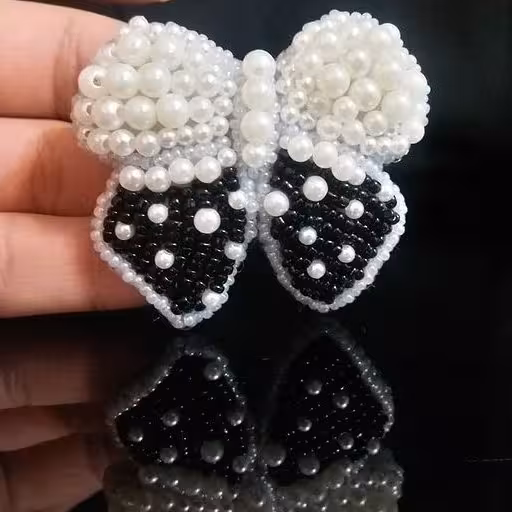 سنجاق سینه طرح پاپیون