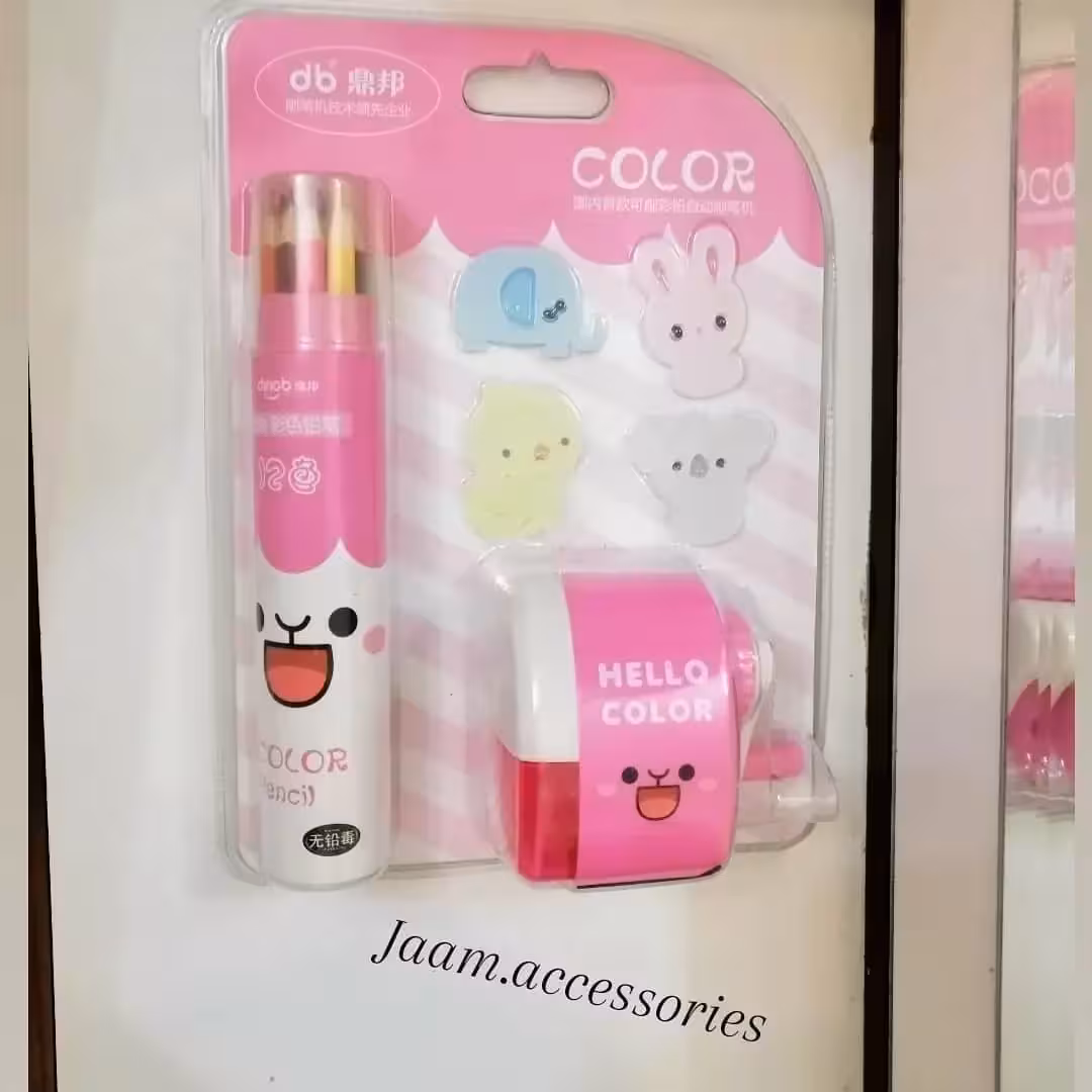 پک مداد رنگی 12 رنگ به همراه جامدادی و یک عدد تراش رومیزی و 4 عدد شابلون