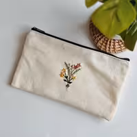 جامدادی یا کیف آرایشی پارچه ای گلدوزی شده