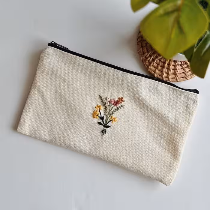 جامدادی یا کیف آرایشی پارچه ای گلدوزی شده