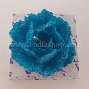 شمع گل روی آب سبز آبی