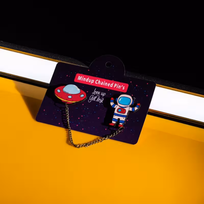 پین زنجیردار فضانورد و سفینه