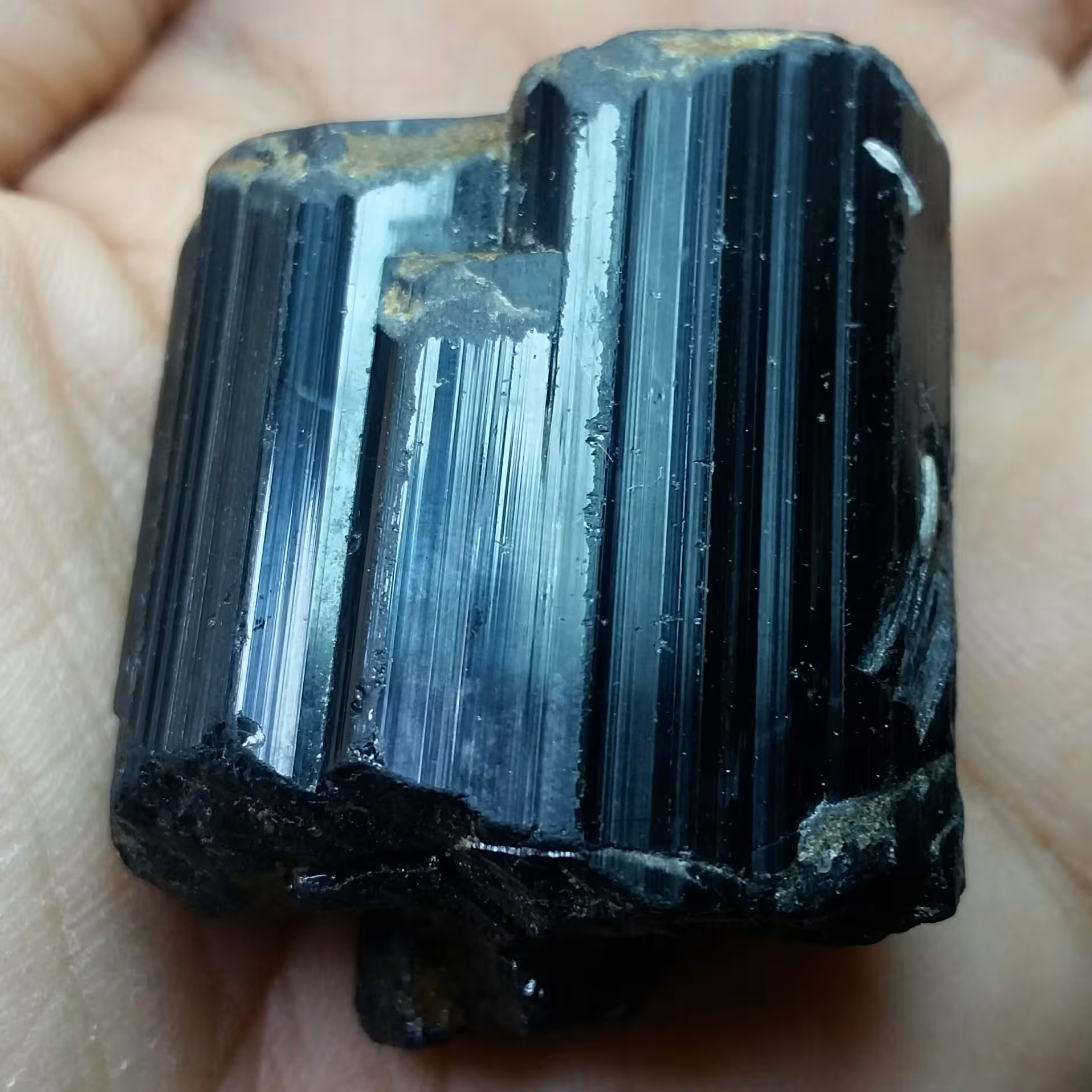 سنگ راف تورمالین شرول غولپیکر وارداتی ارزشمند شاااهکار خلقت 100درصد طبیعی
تک