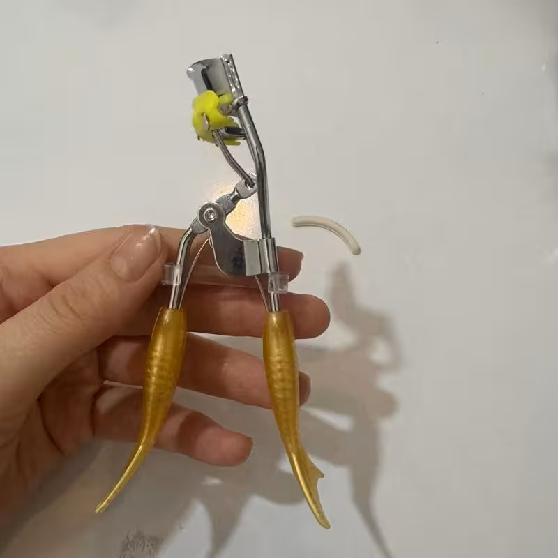 فرمژه پری دریایی دارای اپلیکاتور جا کننده مژه رنگ زرد